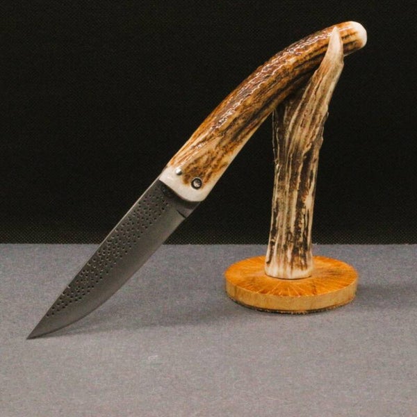 N° P245 – Couteau pliant dit à friction – Bois de cerf grand modèle