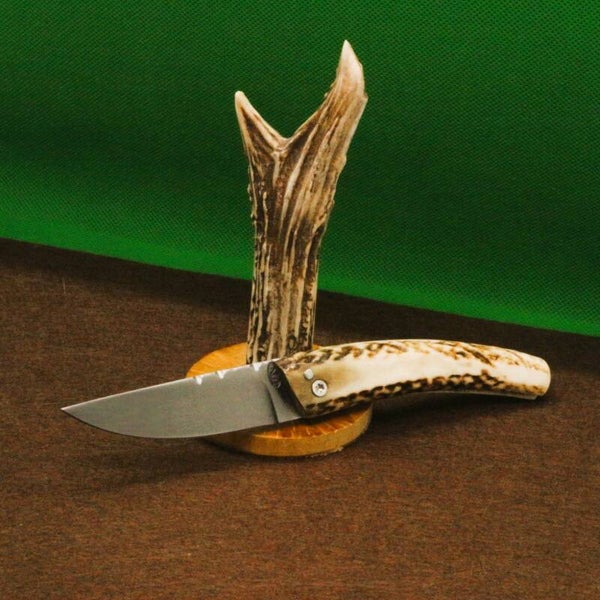 N° P249 – Couteau pliant dit à friction – Bois de cerf petit modèle