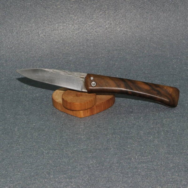 N° P254 – Couteau pliant dit à friction – Bois de noyer