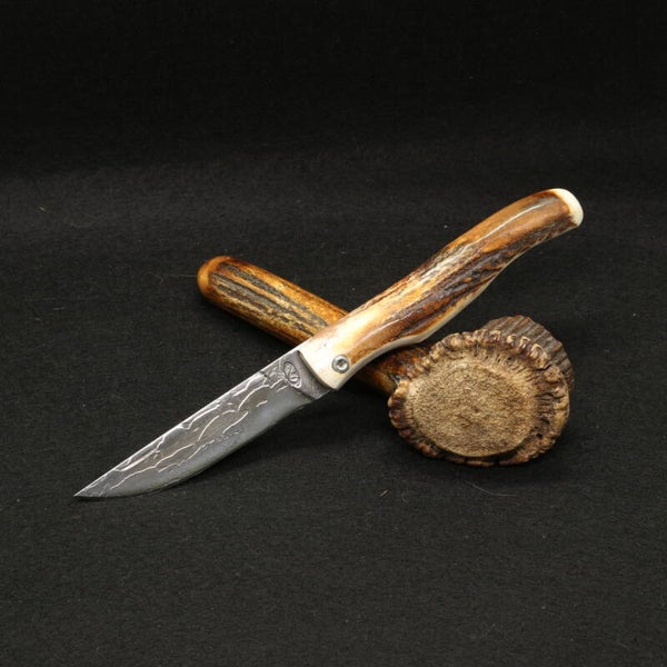 N° P257 – Couteau pliant dit à friction – Bois de cerf marron marbré