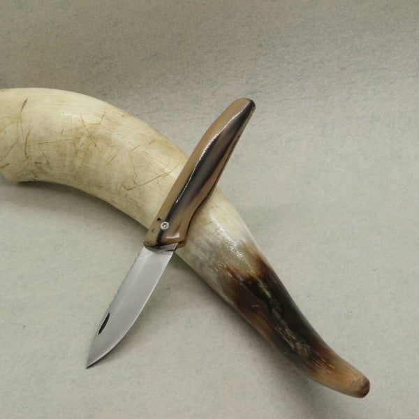 N° P258 – Couteau pliant dit à friction – Corne de vache d’Afrique du Sud