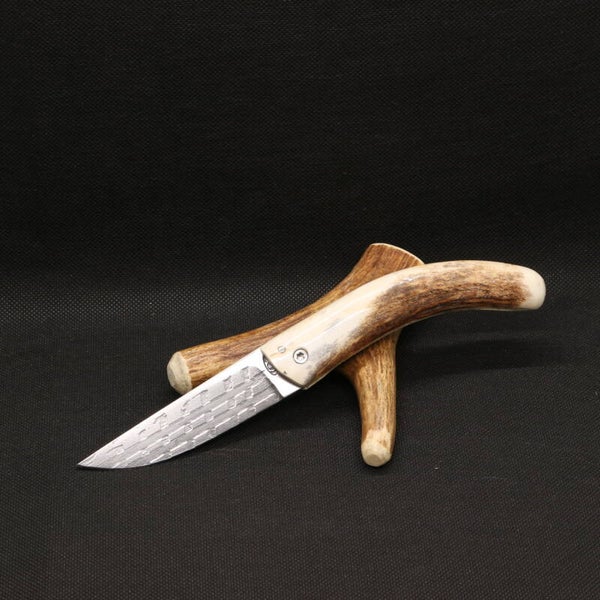 N° P260 – Couteau pliant dit à friction – Bois de cerf