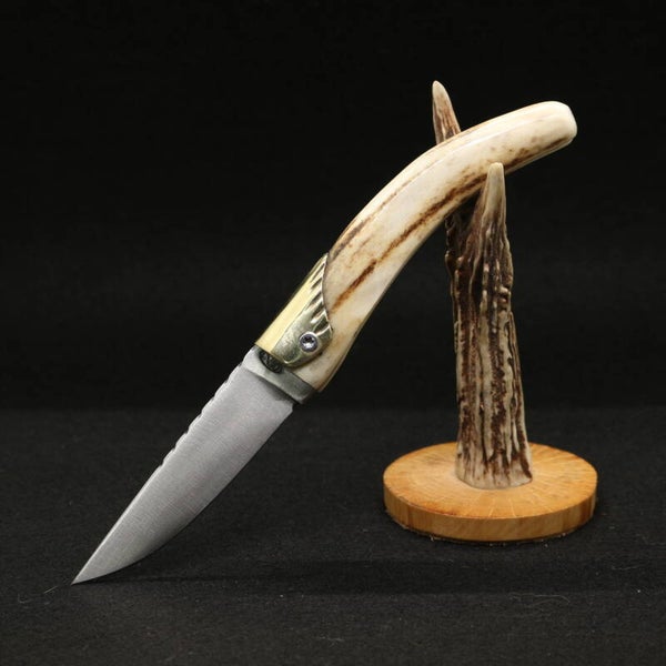 N° P265 – Couteau pliant dit à friction – Pointe de bois de cerf – mitre laiton