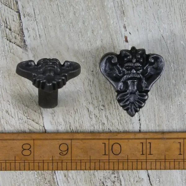 Knob Cupboard KINGS FACE