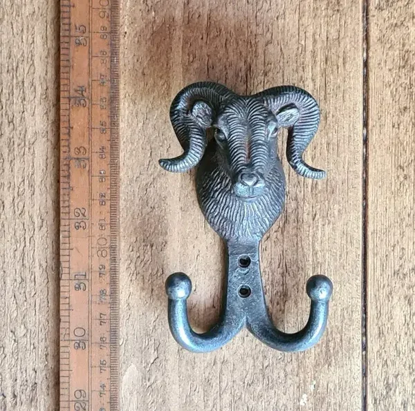 Double Hook RAMS HEAD HORNED