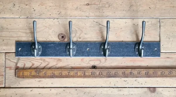 Hook Rail Steel with 4  Victorian Hooks