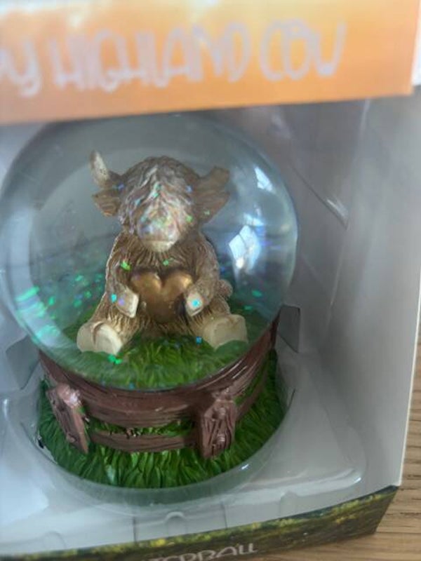 Highland Cow Heart Waterglobe