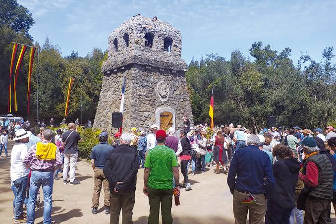 Bismarckturm mit Menschen und deutschen Fahnen auf dem Cerro Caracol in Concepción in Chile