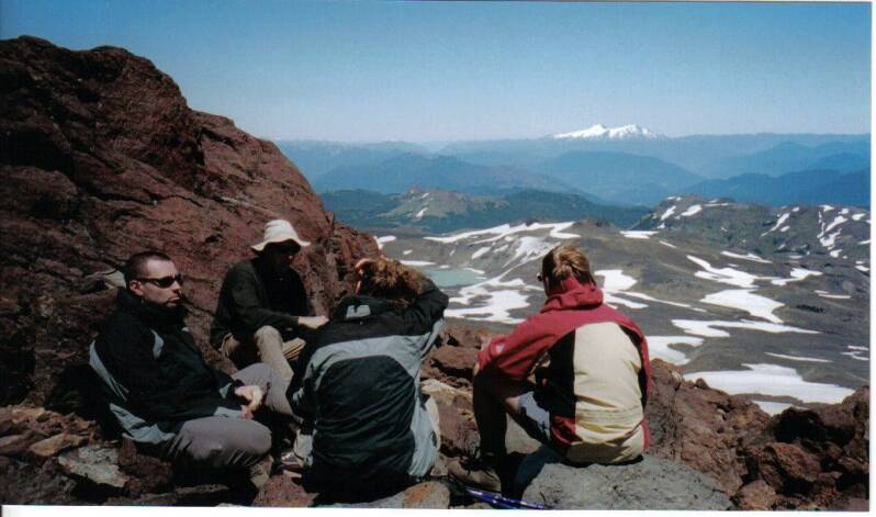 Picknick bei Wanderung in Chile, mit Aussicht auf Vulkan Mocho Choshuenco