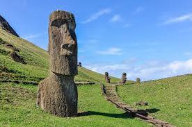Moai neben Treppe auf der Osterinsel in Chile