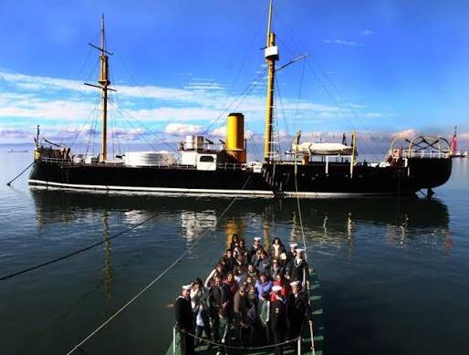 Schiff Huáscar in Talcahuano Chile mit Touristenboot