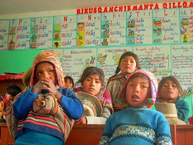 Quechua Kinder in Schulklasse