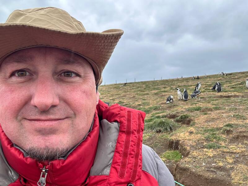 Reiseleiter Gerhard Bacher vor Pinguinen in Patagonien Chile