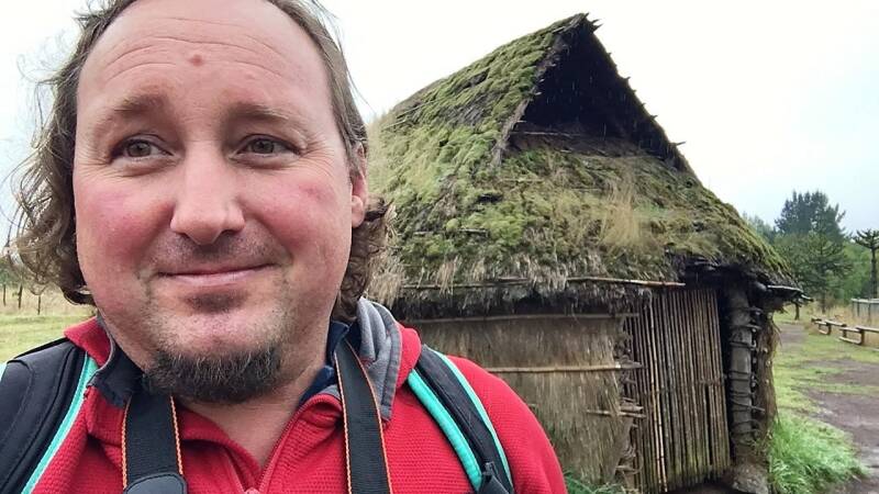 Reiseleiter Gerhard Bacher vor Ruka Mapuche in Cañete in Südchile