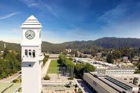 Glockenturm und Campus der Universidad de Concepción in Chile