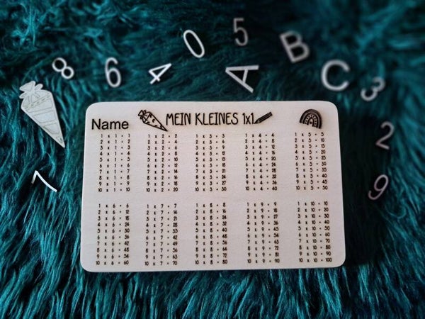 Personalisiertes Frühstücksbrett zur Einschulung – Mit 1x1-Gravur & Wunschnamen