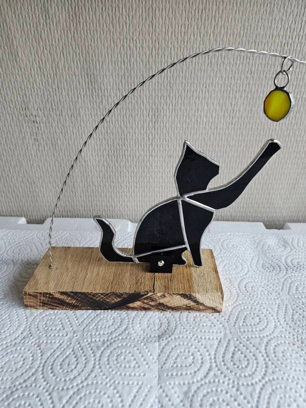 Zwarte kat met balletje