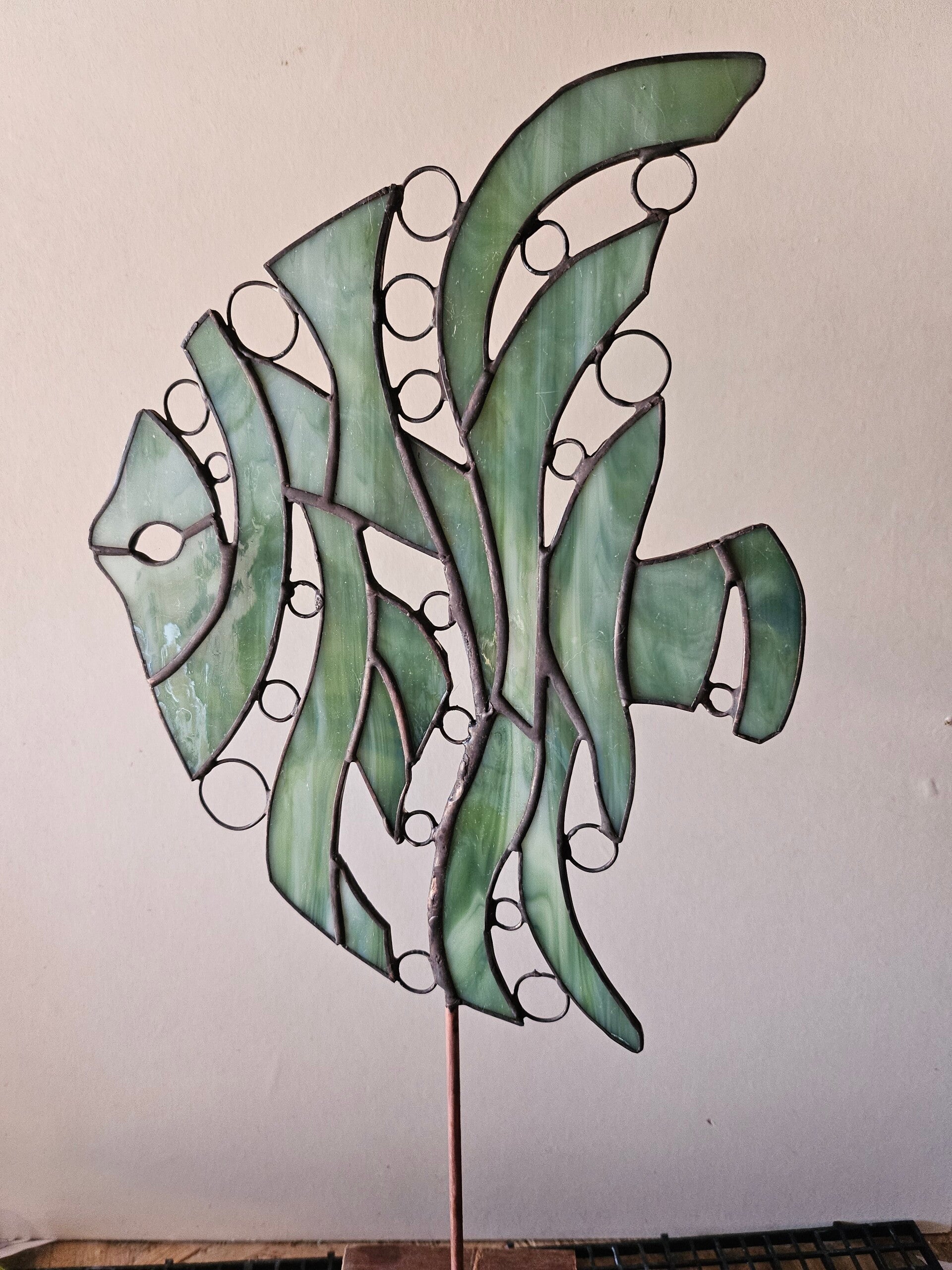 Groene vis op standaard