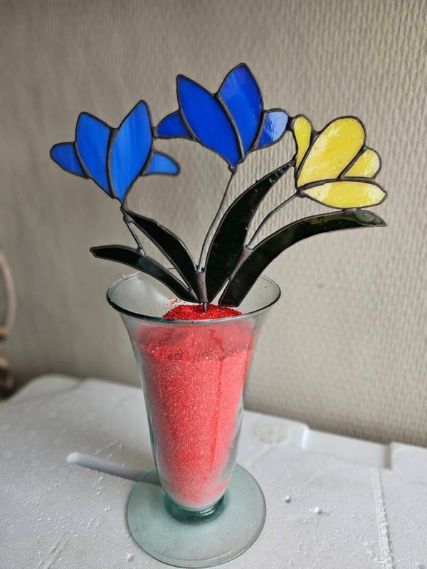 Krokussen, geel en blauw, bij elkaar.