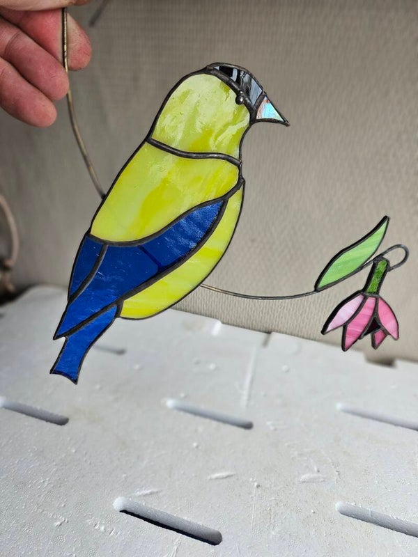 Vogel met fuchsiabloempje op halve cirkel