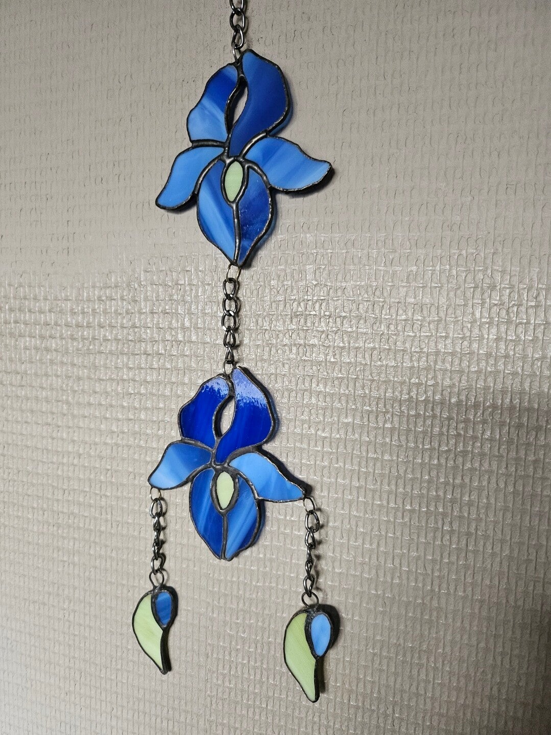 Irissen hanger, in twee varianten