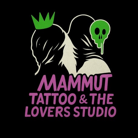 Logo Mammut Tattoo & The Lovers Studio con illustrazione artistica, corona verde e teschio stilizzato.