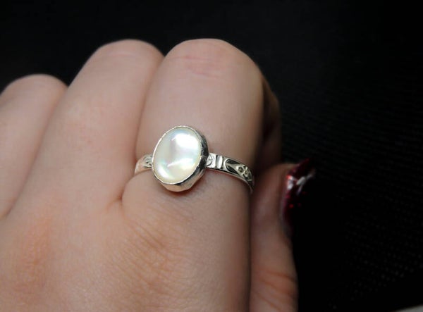 Mother of pearl sterling silver ring Size S✨