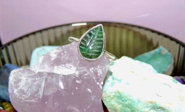 Carved emerald ring✨💚Size Q