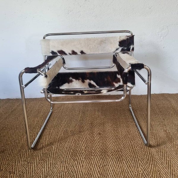 Fauteuil "wassily"  marcel breuer en peaux de vache