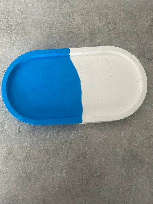 Plateau jesmonite bleu et blanc.