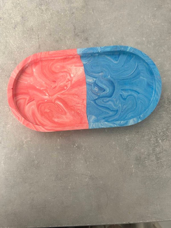 Plateau jesmonite rose et bleu .