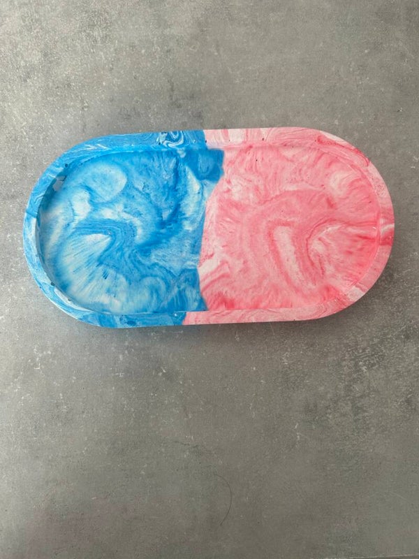 Plateau jesmonite rose et bleu .
