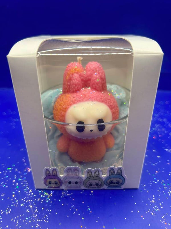 Labubu rose et orange.