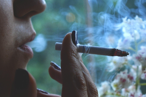 vrouw die sigaret aan het roken is