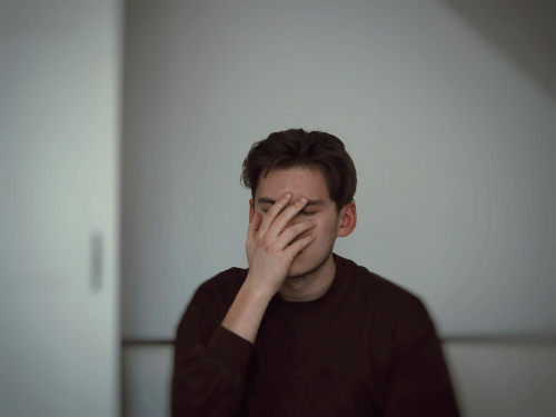 man met adhd die geïrriteerd is