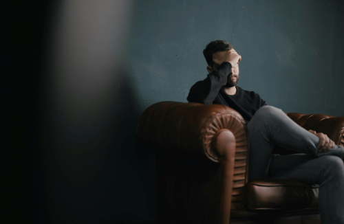 Adhd bij volwassen, man in de zetel