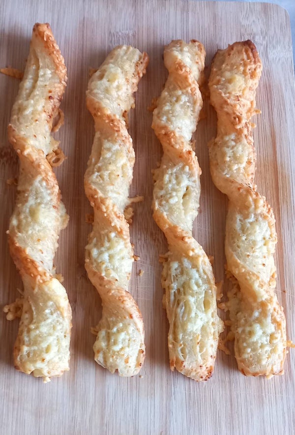 THUIS AFBAKKEN Kaasstengels 6 stuks bevroren, ontdooien, laten rijzen 45 min. bakadvies hete lucht oven 210°, met ei strijken en met kaas bestrooien ± 8-10 min. bakken
