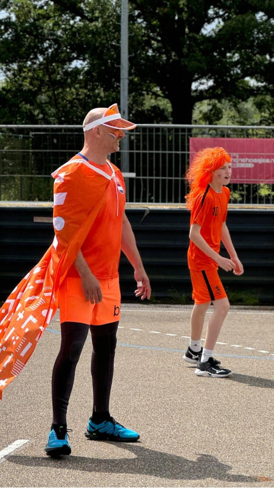 Spelers verkleed tijdens het familiehandbaltoernooi