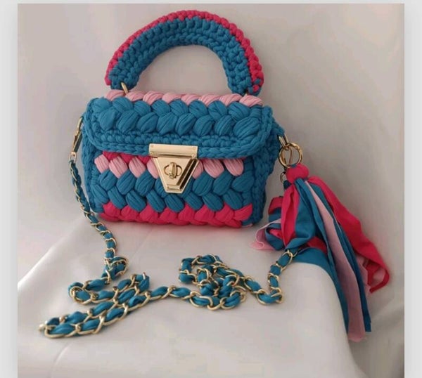 Sac à main tressé avec frange