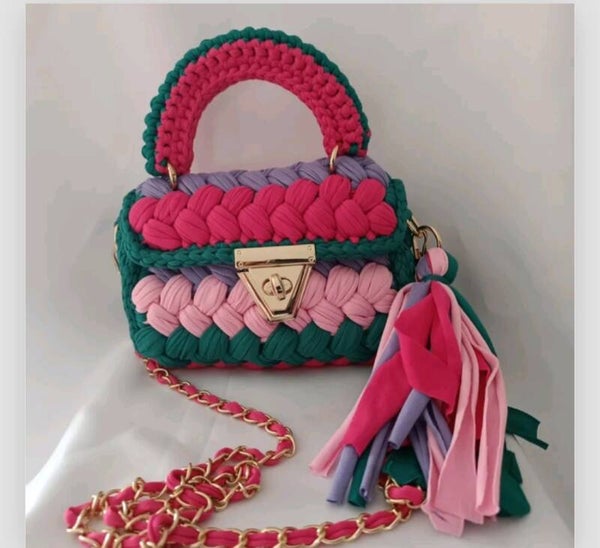 Sac à main tressé fuschia ,vert ,mauve et rose
