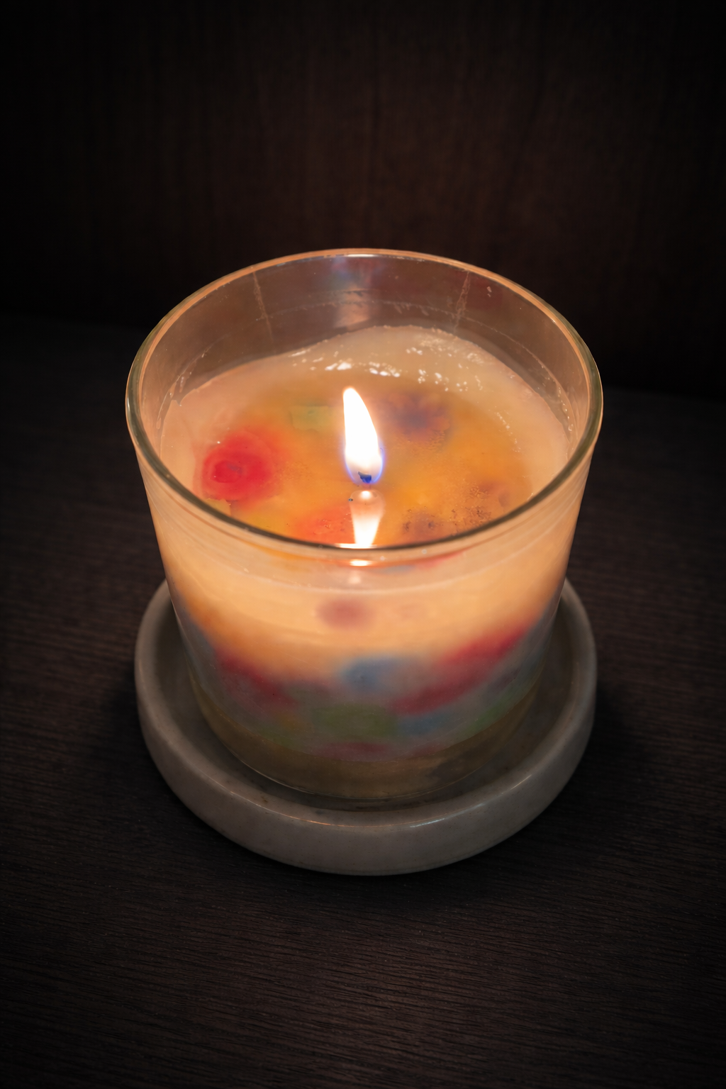 Brennende Duftkerze von Anti Candle Society bei sicherer Anwendung
