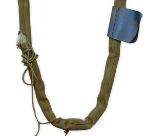 Beschädigte Rundschlinge mit defektem Schutzmantel, ablegereif gemäß DGUV Regel 109-017 und DIN EN 1492-2.
