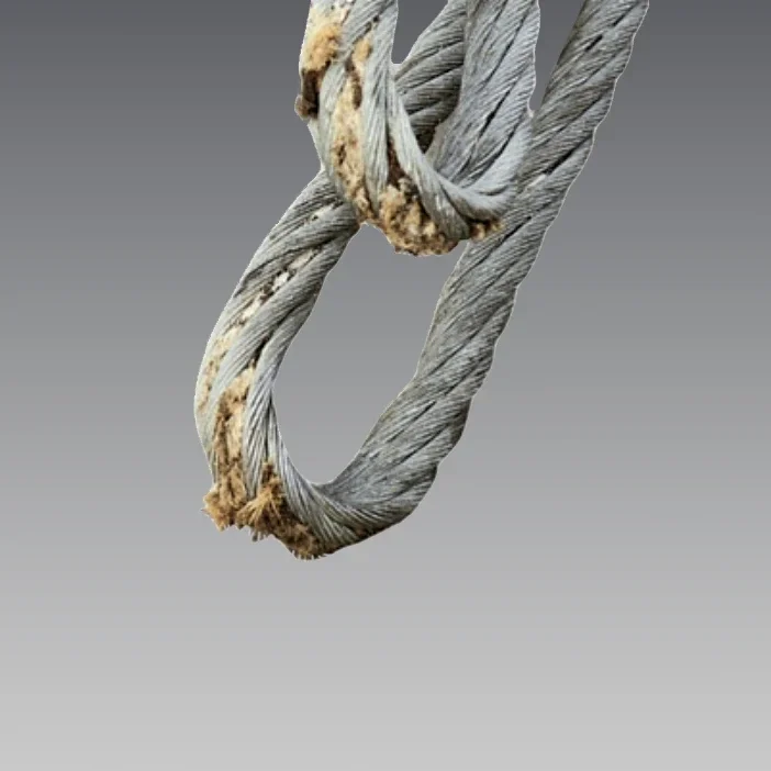 Beschädigtes Drahtseil mit Korrosion – Prüfung und Ablegereife für sicheres Heben und Lastentransport