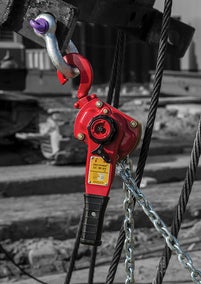 Roter Ratschenzug mit Zurrhaken zur sicheren Lastfixierung und Hebearbeiten im industriellen Einsatz