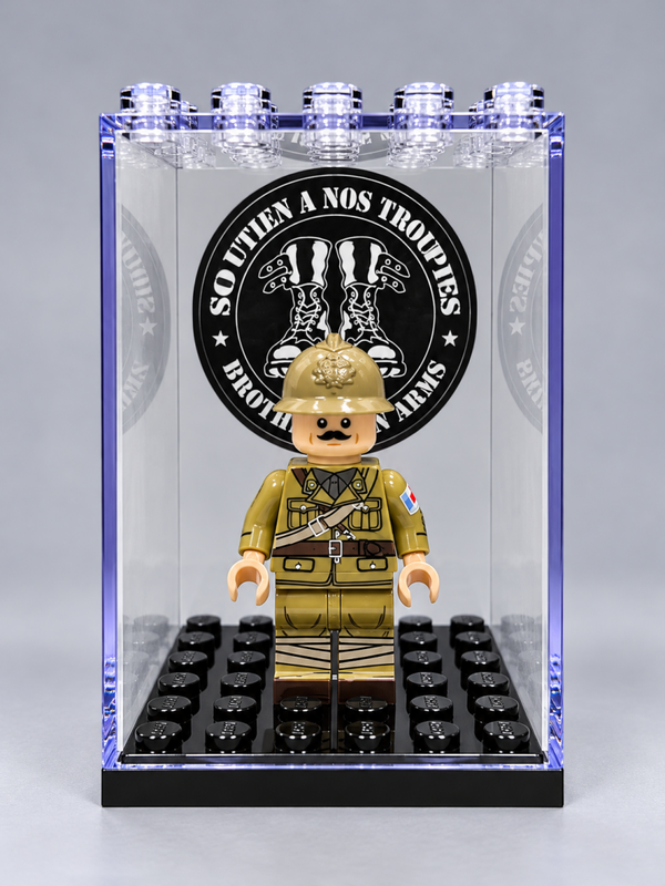 Figurine Infirmier Militaire Français 1940 – Seconde Guerre mondiale – Casque Adrian – Vitrine de Collection