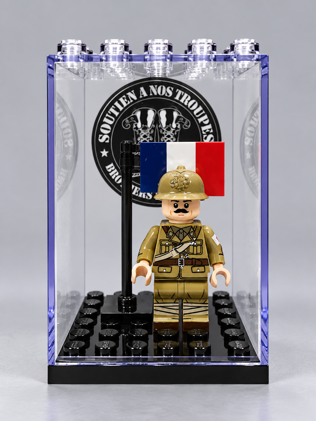 Figurine Infirmier Militaire Français 1940 – Drapeau Tricolore – Seconde Guerre mondiale – Vitrine de Collection