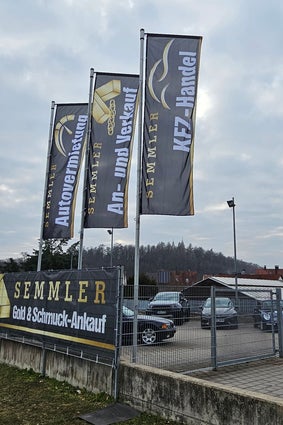 unsere Fahnen wehen auf der Hauptstraße