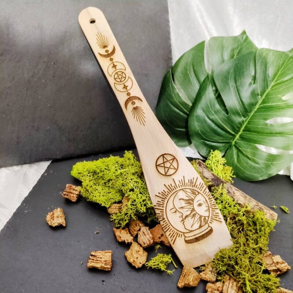 Kitchen Witch, spatule
