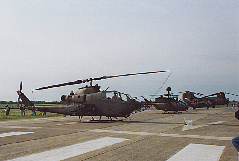 AH1F 70-15952 4/11ACR and OH58D 88-0285 5/158AVN US Army