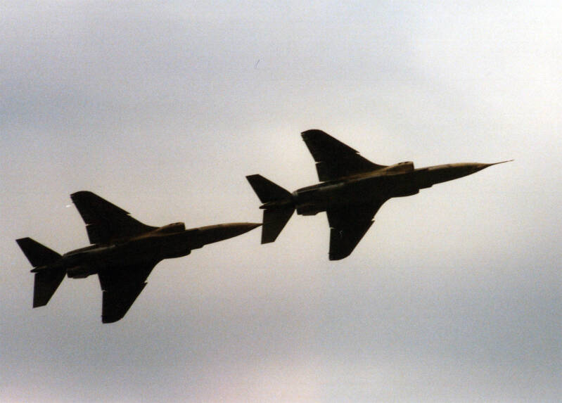 2x Jaguar A A115/11-RL and A160/11-RT of EC3/11 both in gulf war desert c/s b